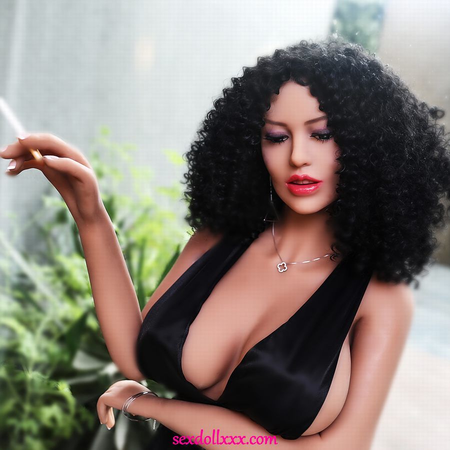 girl-with-sex-doll-e510