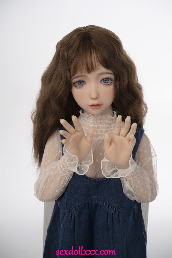 man-with-sex-doll-zBk55t16