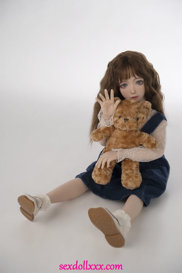 man-with-sex-doll-zBk55t3