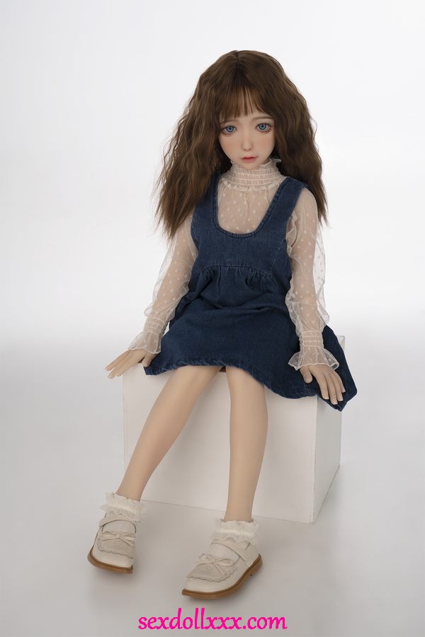 man-with-sex-doll-zBk55t4