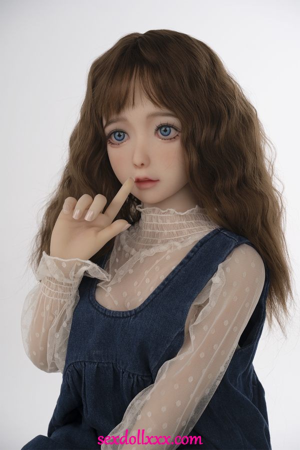 man-with-sex-doll-zBk55t6