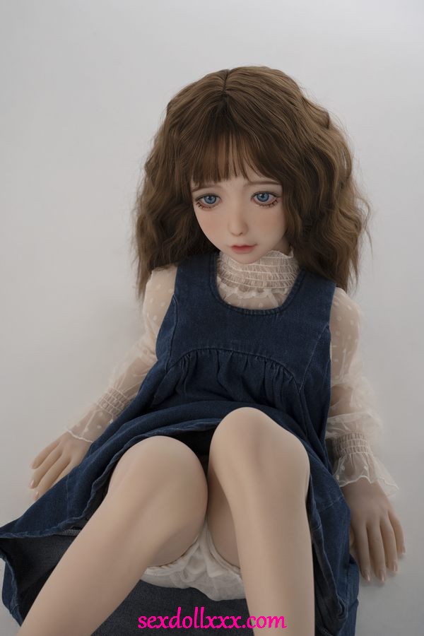 man-with-sex-doll-zBk55t8