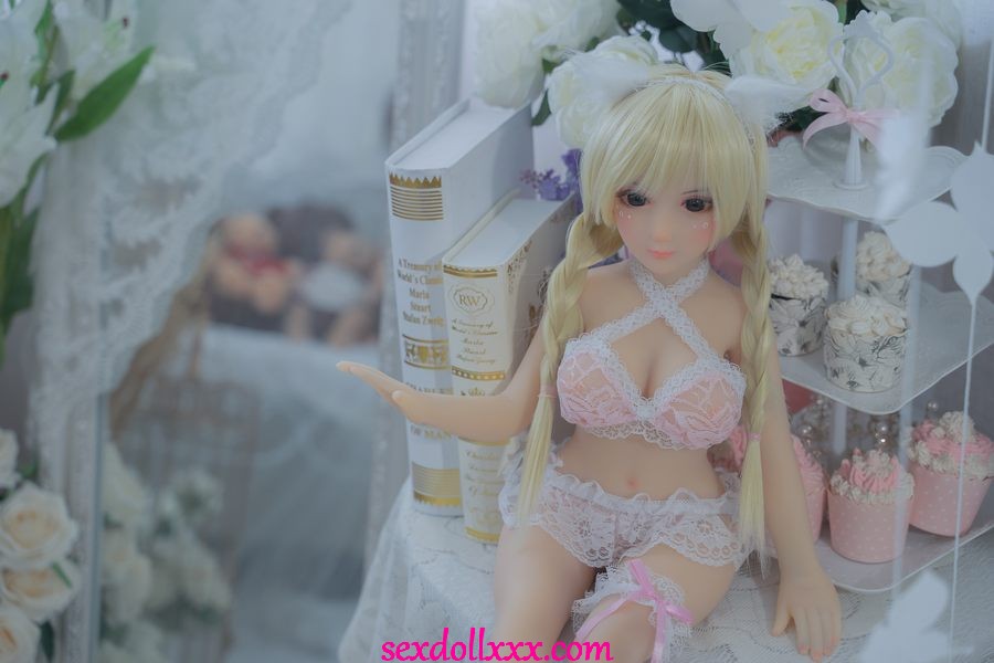 sex-doll-cleaning-mRu01e2