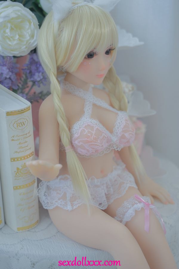 sex-doll-cleaning-mRu01e4