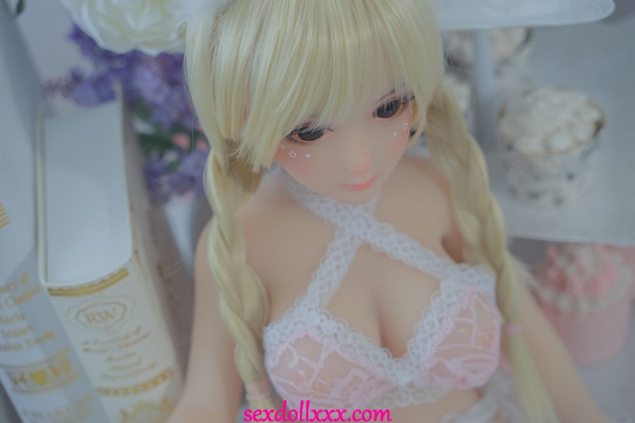 sex-doll-cleaning-mRu01e5